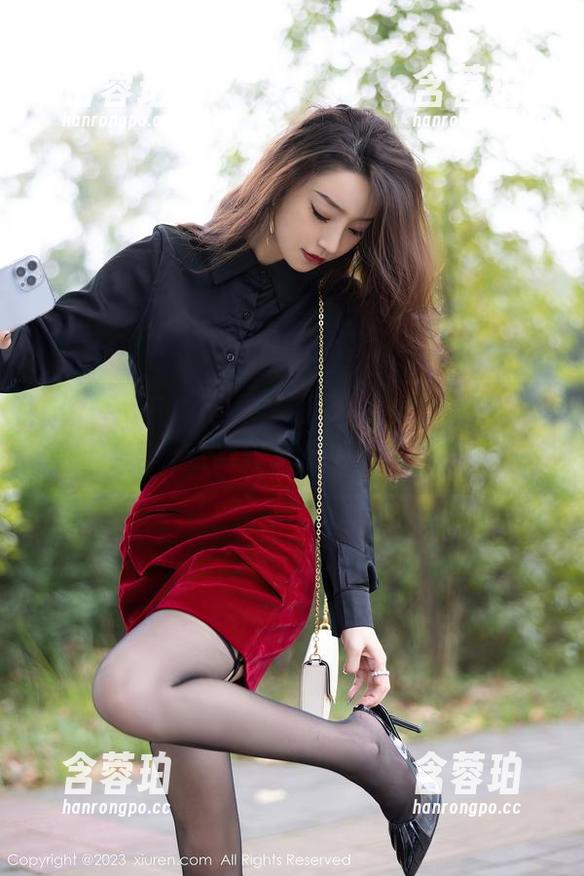 Xiuren秀人网 - 在线显影：玛鲁娜Manuela的户外合集—绿草如茵，心事莫想。