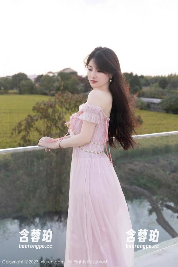 Xiuren秀人网 - 鹿小茜的私拍美图，少女风满满的，不过我好奇，拍这些的人是不是天天都在闪光灯下？