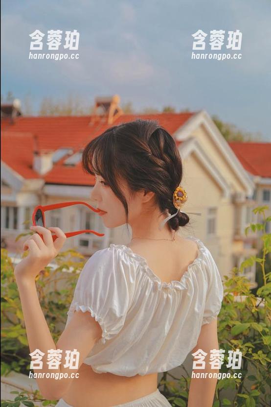 随意翻阅fushii_海堂的御姐写真，突然想起中午吃了什么！