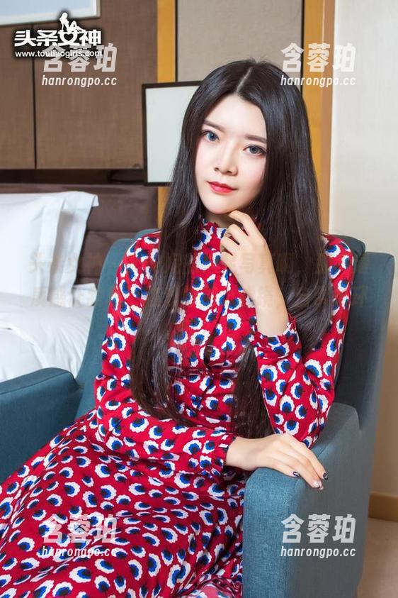 头条女神 - 樊安妮的裸足写真啊，那高清质感让我想给这双脚加个滤镜，自带光环吗？