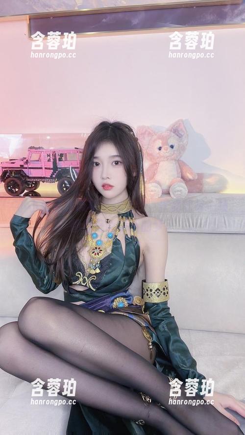 小小奶瓶儿 小小奶瓶儿带着白裙上线,作品的每一帧都像是画板上的梦。