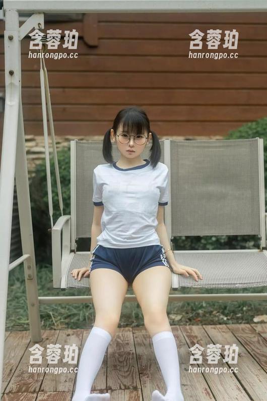 双人校服真的呐喊了，幼水铃衣这次的写真就是青春的翻版。