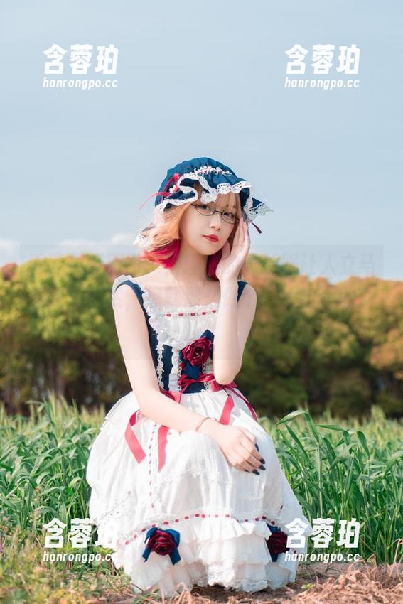 看了更新原图，梨瑾瑾的黑长服让人立马想到大自然，想就那么做个“大自然的女儿”