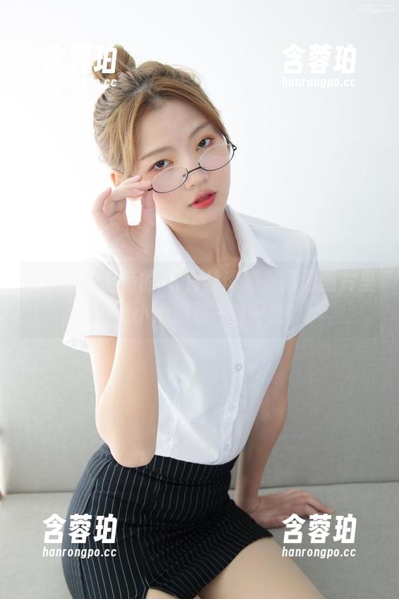 森萝财团出品的JK白丝诱惑，高清图片里藏着小心思和一丝一毫。