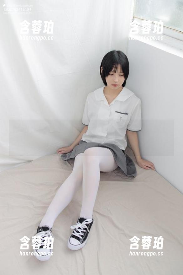 好吧，图片里的无圣光白丝学生装太抓眼了，森萝财团真有一手。