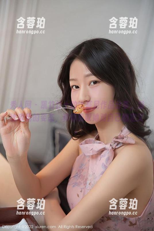 秀人网 - 凯竹廿十的比基尼作品分享，对比攻势的姿态，真得感叹她对自己的定义。