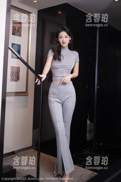 秀人网-白甜 秀人网 - 白甜抱着白色设计图包,低调又‘白’热,我也是醉了!