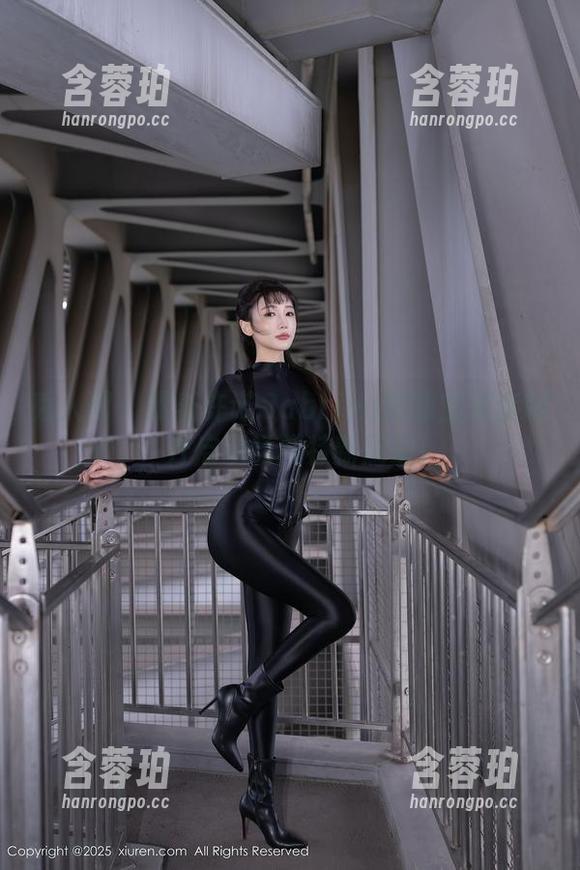 秀人网 - 跟着许诺Sabrina的职业装套图，开启职场模特新篇章！