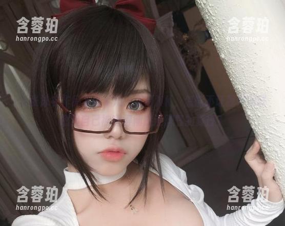 一张泳衣作品下的芊川一笑MNK，怎能不让我开始联想起自己被晒得彻底没脾气的夏日？