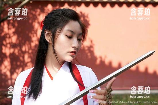 蜜桃社 - 这边是王婉悠Queen白裙的图库，下载自我修养就看你了，果然我还是没自信到底该选哪一款。