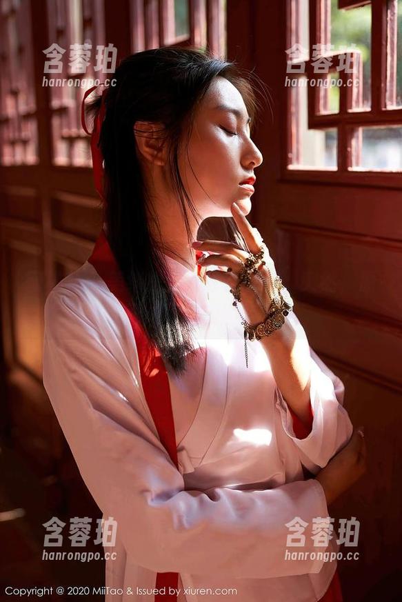 蜜桃社 - 美绪把豹纹穿出花样，突然，原图成了我的画板？