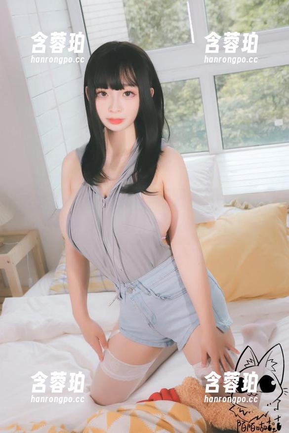 陌陌咕咕咕穿连体衣的写真：别问我为什么肚子饿，问我为什么好看就行！