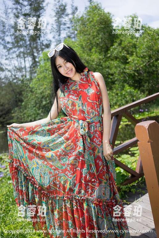 青豆客 - 万一冷风吹过，莫雅淇的短裙写真应该有什么保暖神器吧？