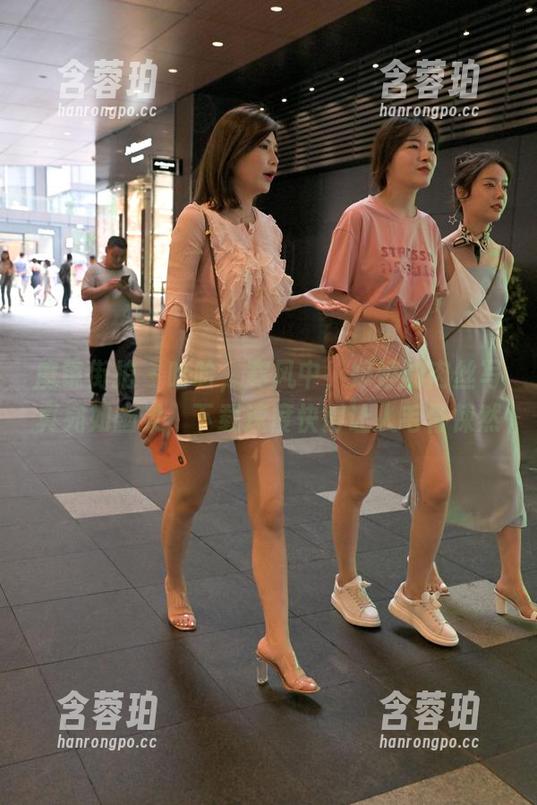 魔镜街拍 - 哈哈，寒风中，婷婷的肉丝写真宛如幽灵，下载速度快得让人毛骨悚然