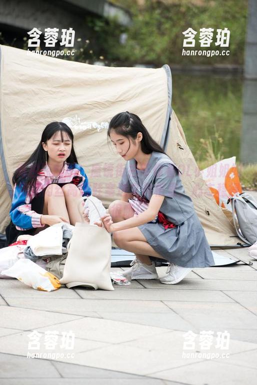 街拍原创图！魔镜街拍带你看OL小姐姐如何把肉丝高跟鞋塞进文件柜里，心态稳得很哦！