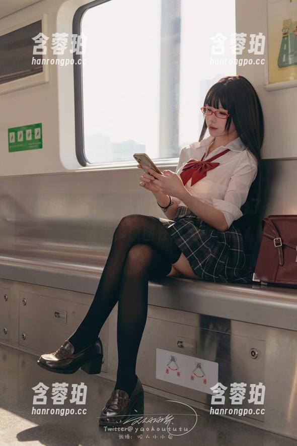 “学妹”写真，黏黏团子兔确实带出了点情感，原图在这里哦